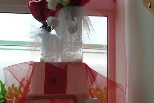 Romantische-Valentinstag-Dekoration-Wien--Schnemann-Pinguin-Schaufenstergestaltung-Imagio-Leoben1