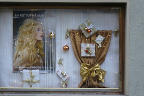 Weihnachten-Dekoration-Schaufenster-Leoben-Schaufenstergestaltung-Imagio-Merchandising-Dekoration-Haarstudio-Leoben3